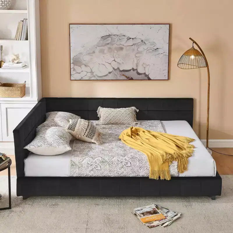 Letto a grandezza naturale imbottito trapuntato con schienale e braccioli in velluto per camera da letto nero
