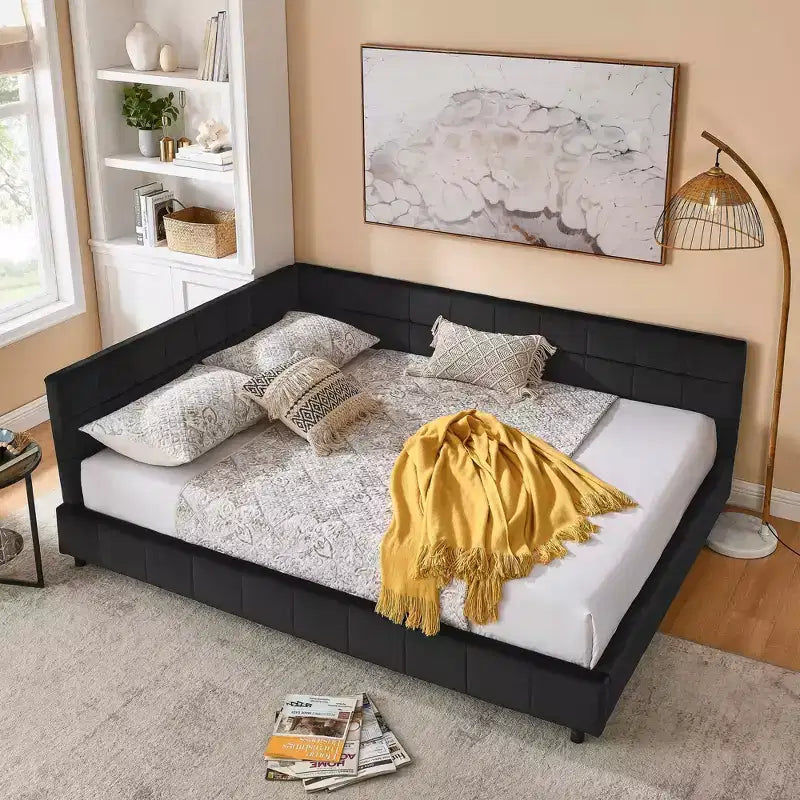Letto a grandezza naturale imbottito trapuntato con schienale e braccioli in velluto per camera da letto nero