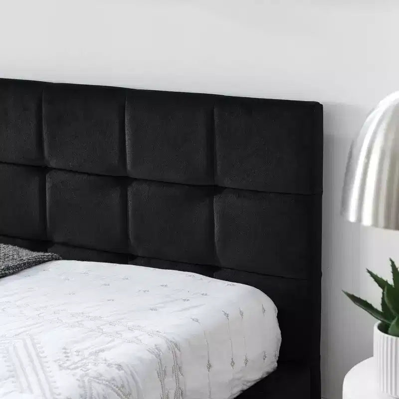 Letto a grandezza naturale imbottito trapuntato con schienale e braccioli in velluto per camera da letto nero