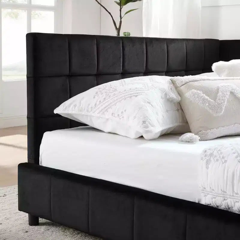Letto a grandezza naturale imbottito trapuntato con schienale e braccioli in velluto per camera da letto nero