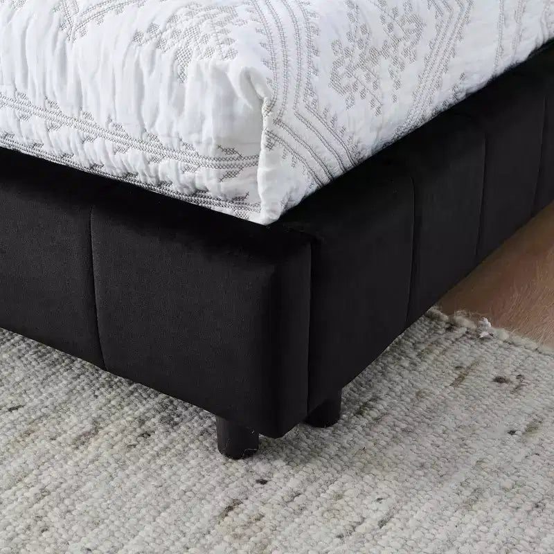 Letto a grandezza naturale imbottito trapuntato con schienale e braccioli in velluto per camera da letto nero