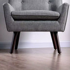 Sillón auxiliar gris con botones capitoné centrales - : moderno de mediados de siglo, tapizado de lino, patas de madera color espresso